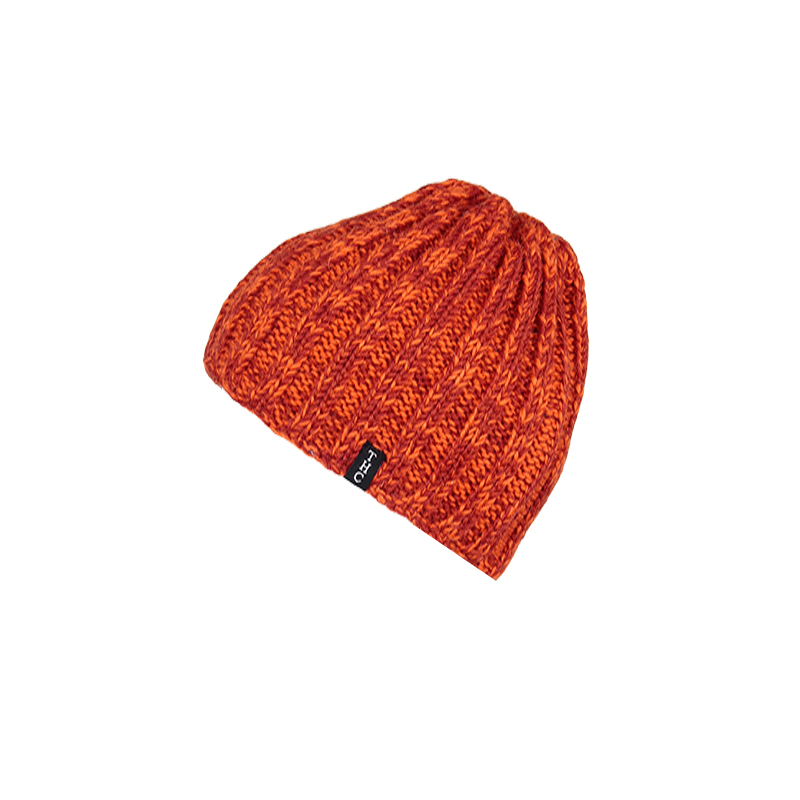Strickmütze passt gut zu allen Herbstoutfits Strickmütze passt gut zu allen Herbstoutfits